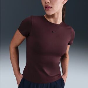 Nike Women's Burgundy Short Sleeve stealth evaporation tee